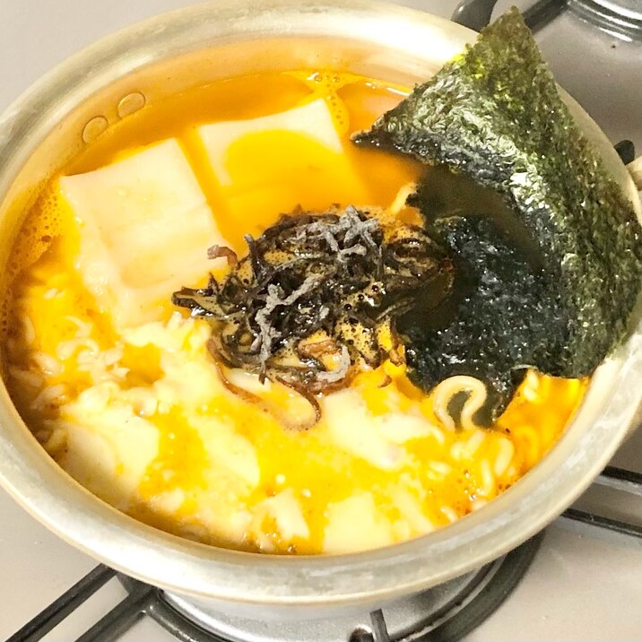 簡単⭐餅とチーズと海苔入り辛ラーメン